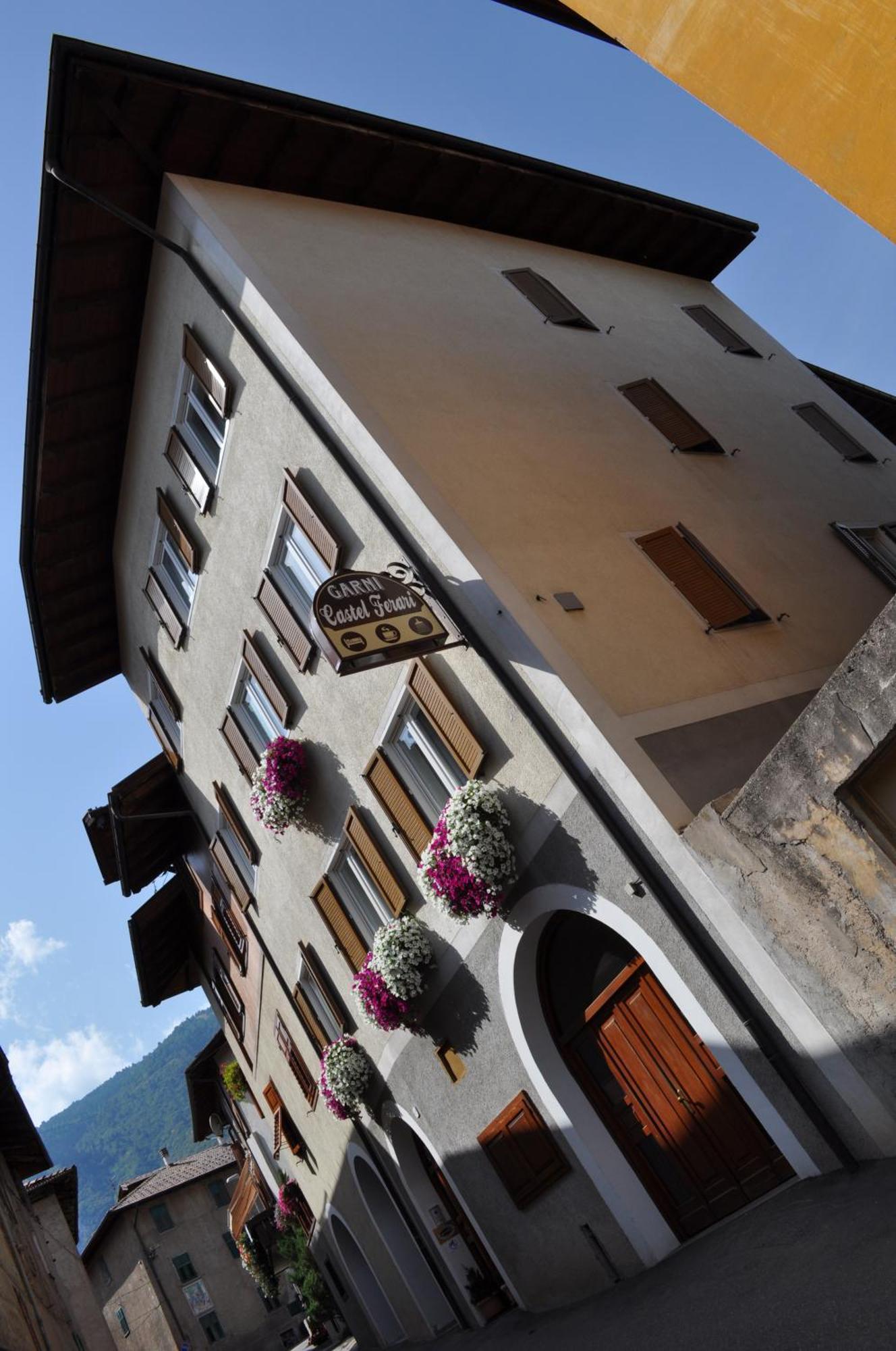 Garni Castel Ferari Hotel Tuenno Buitenkant foto