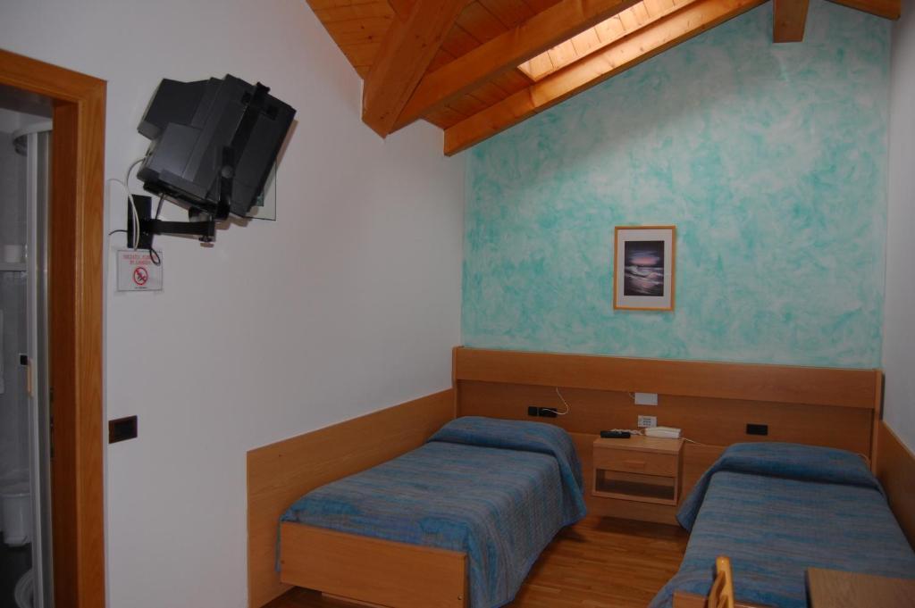 Garni Castel Ferari Hotel Tuenno Buitenkant foto