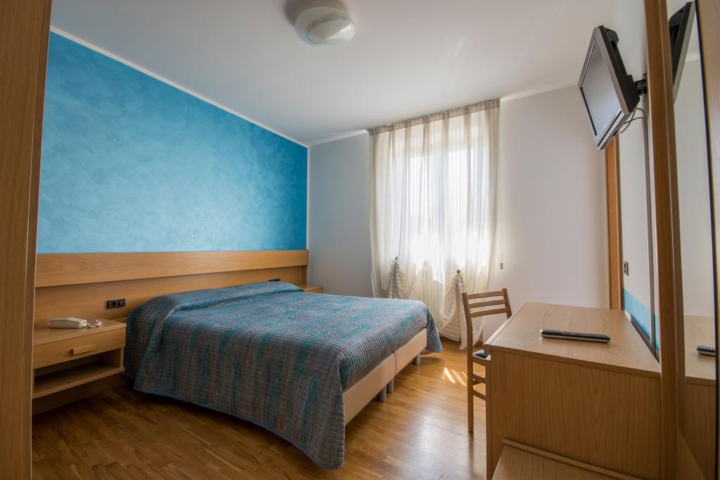 Garni Castel Ferari Hotel Tuenno Buitenkant foto