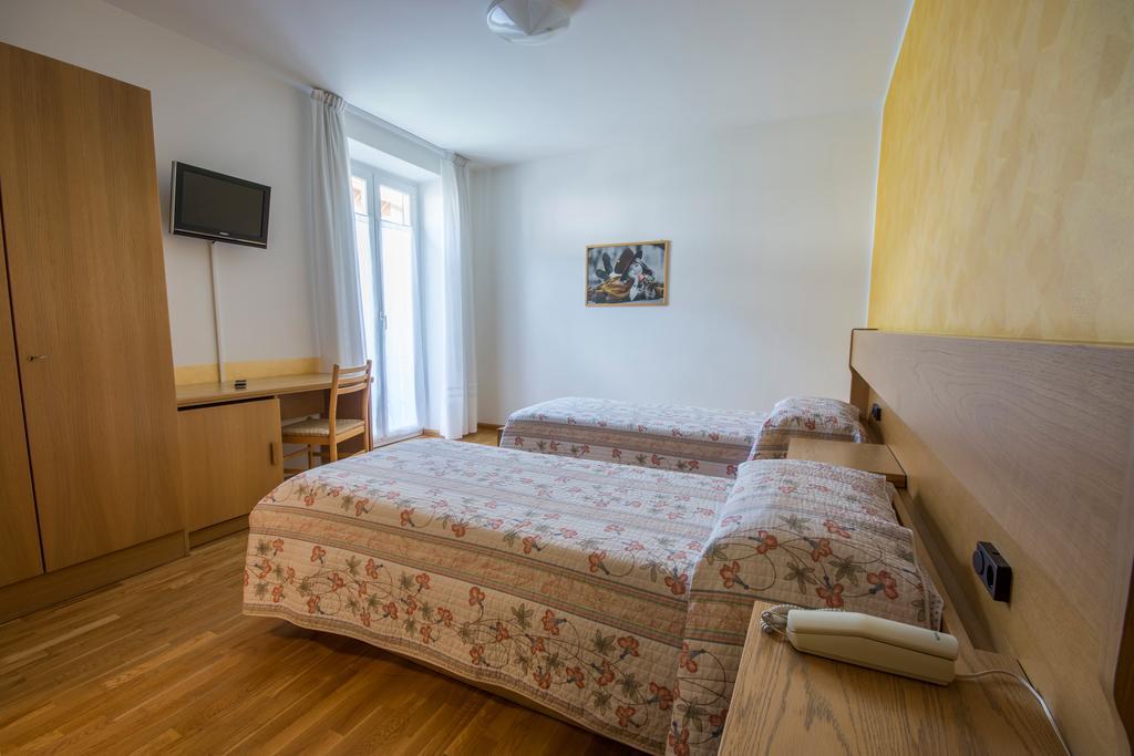 Garni Castel Ferari Hotel Tuenno Buitenkant foto